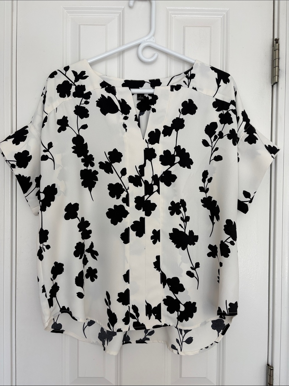 Ann Taylor Black & White Floral Short Sleeve V-Neck Notch Blouse